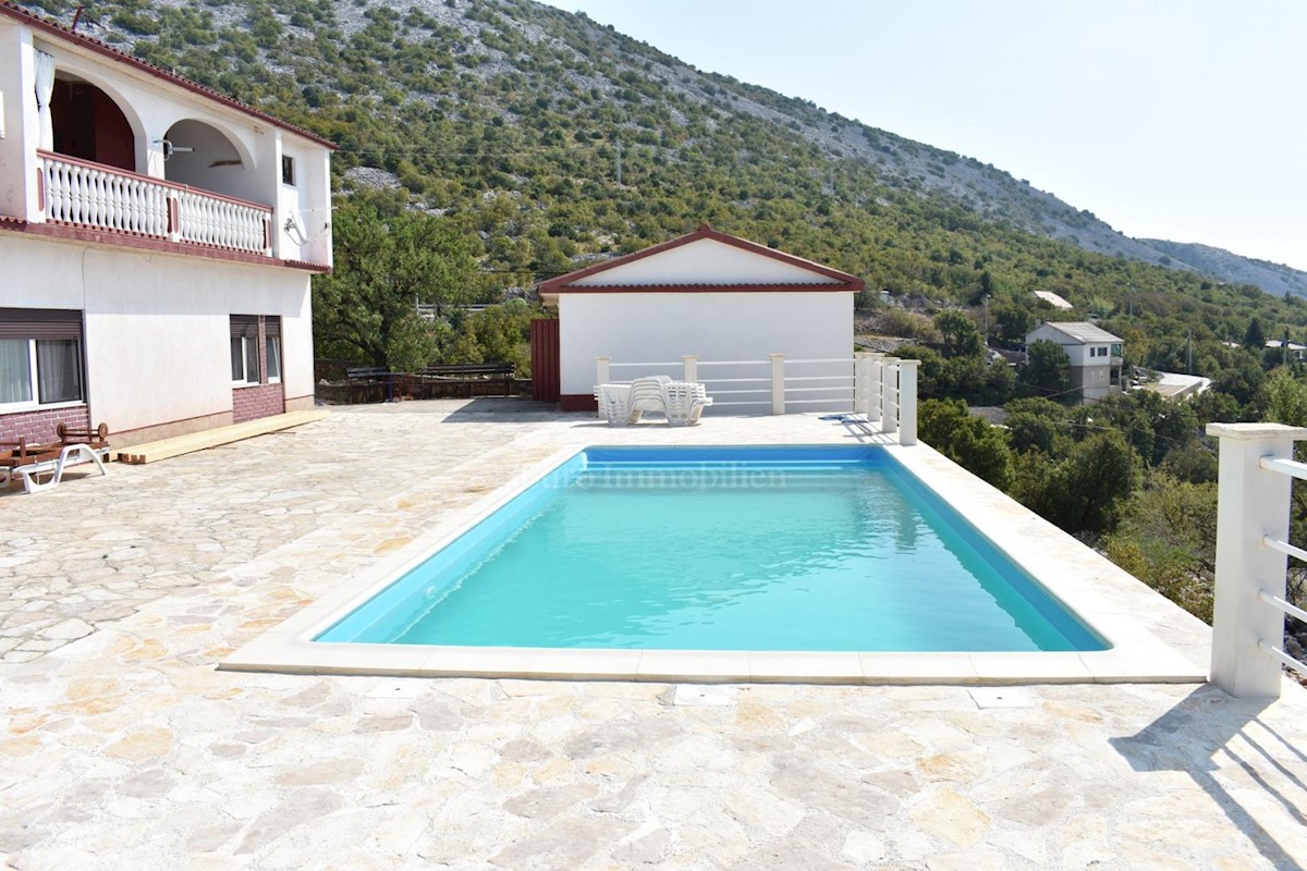 Casa con piscina e vista panoramica sul mare!