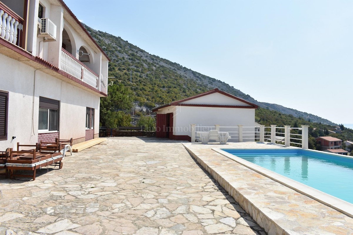 Casa con piscina e vista panoramica sul mare!