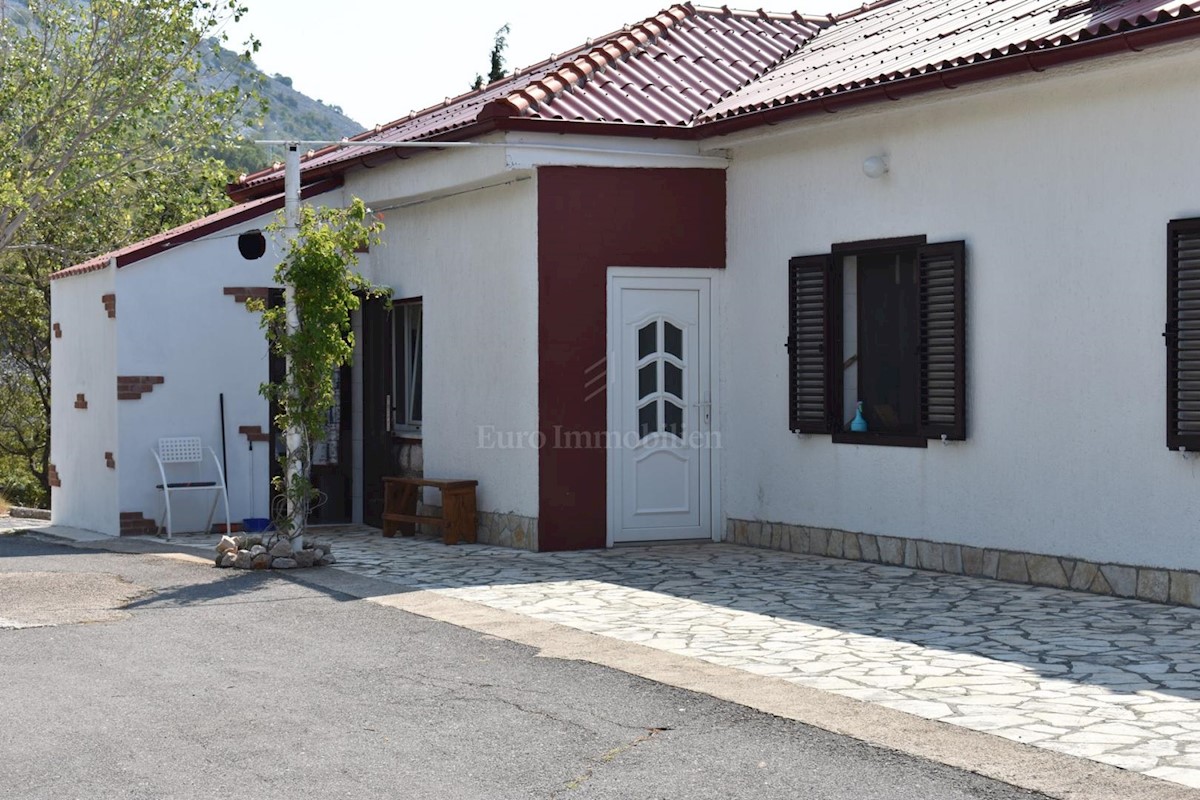 Casa con piscina e vista panoramica sul mare!