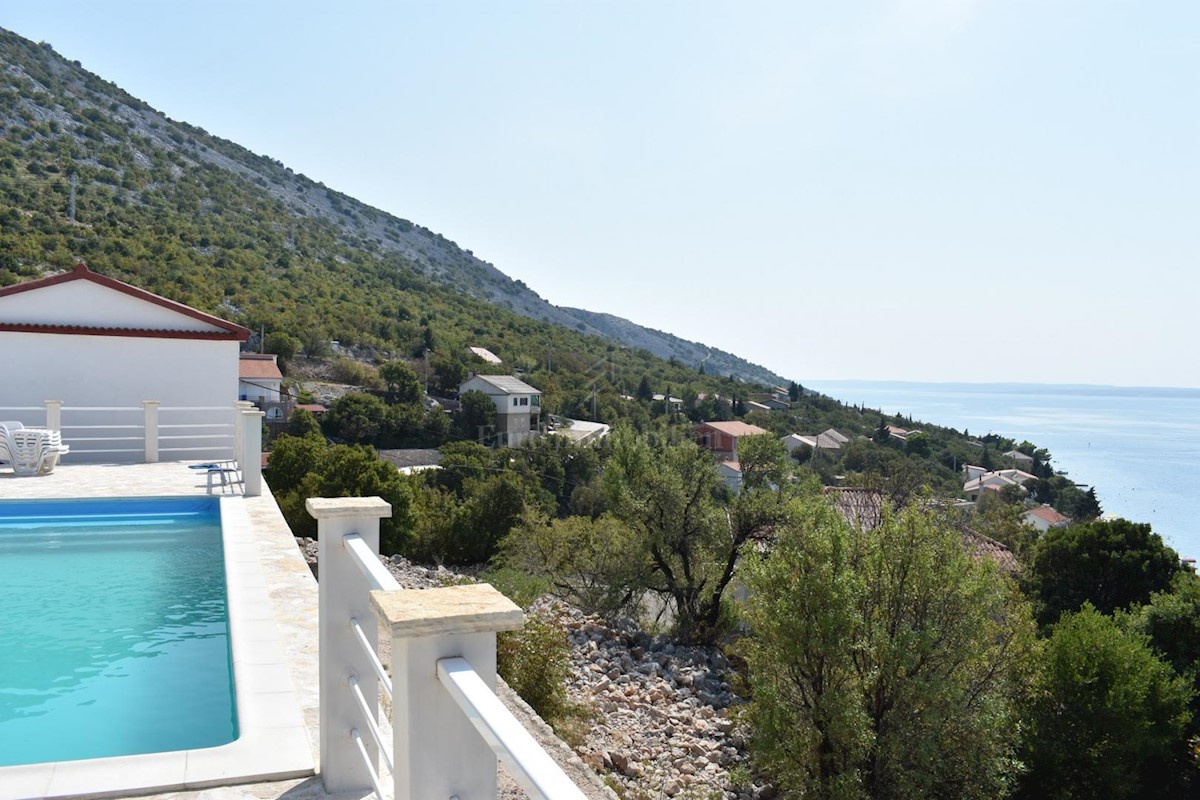 Casa con piscina e vista panoramica sul mare!