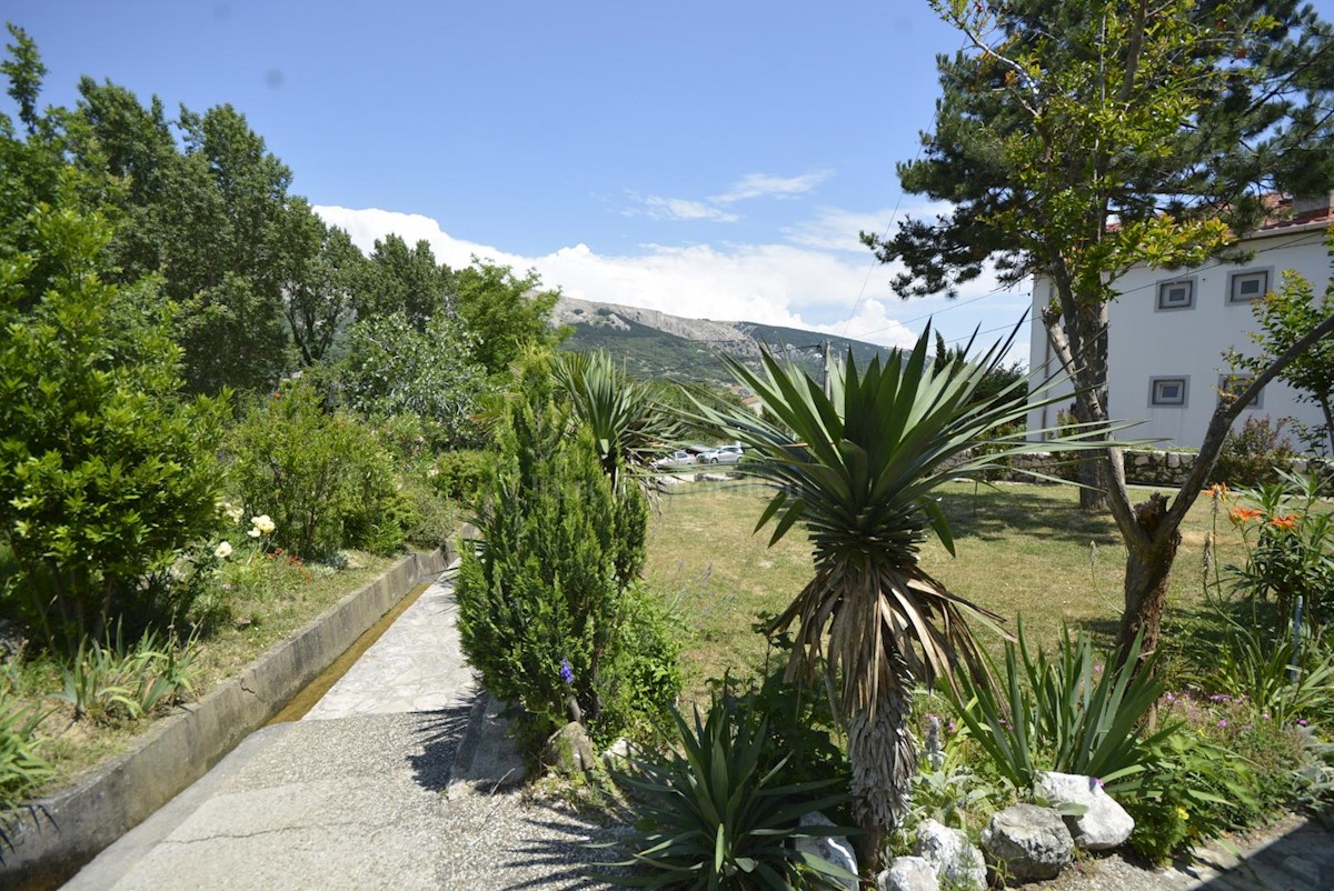 Casa bifamiliare con cinque appartamenti immersi nella natura