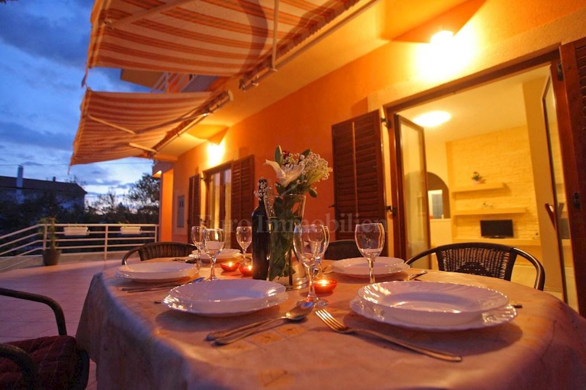 Casa con sette appartamenti, vicino alla spiaggia!