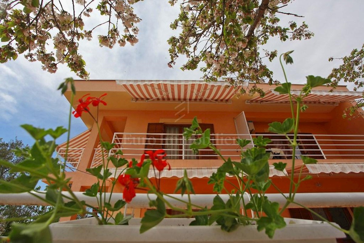 Casa con sette appartamenti, vicino alla spiaggia!