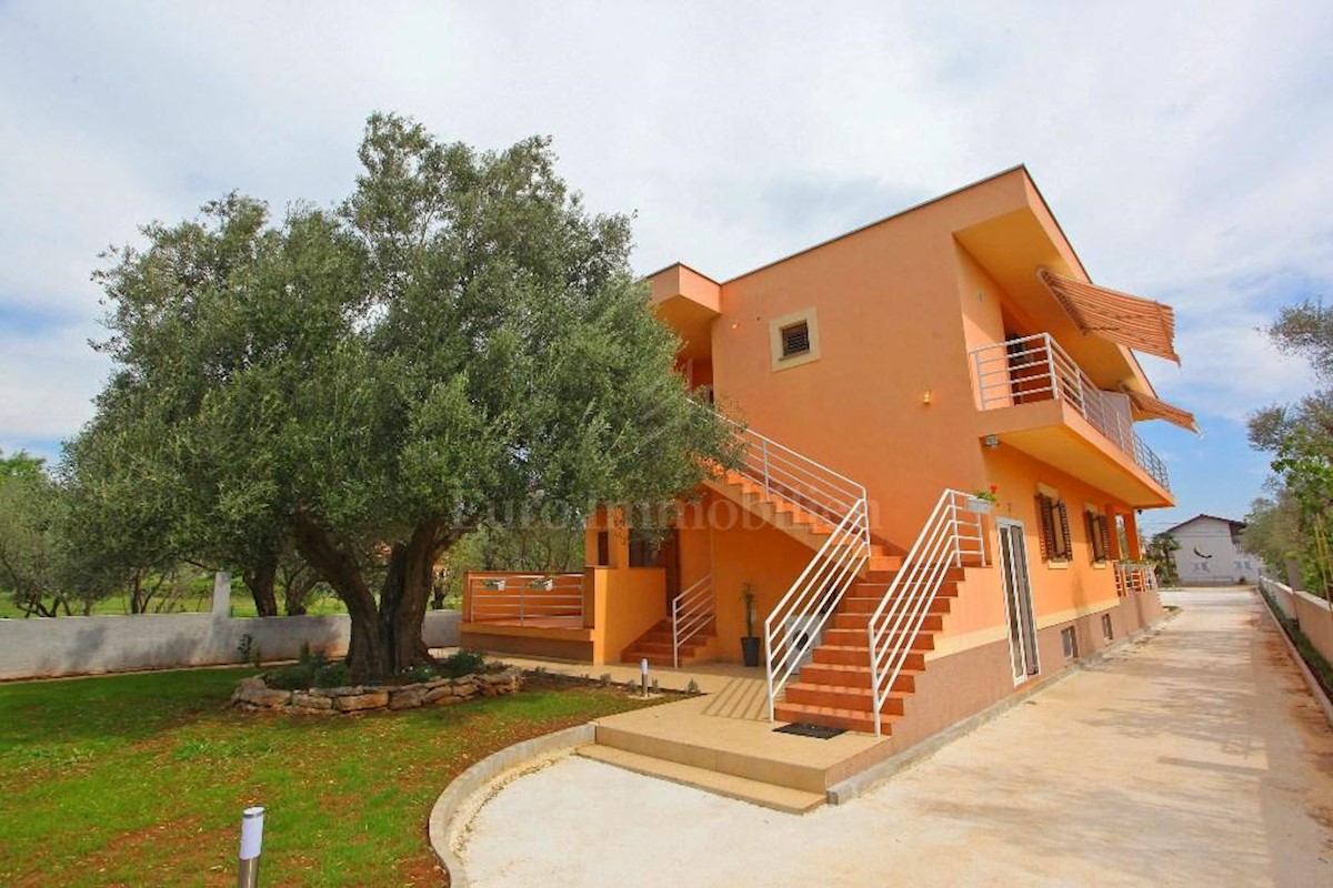 Casa con sette appartamenti, vicino alla spiaggia!