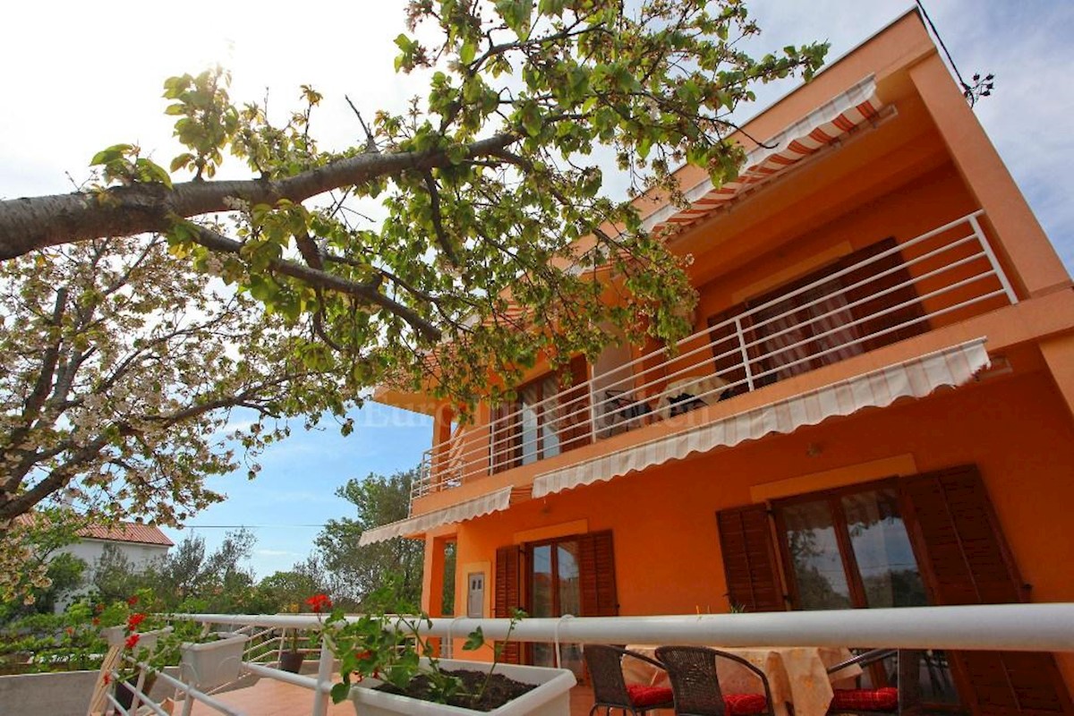 Casa con sette appartamenti, vicino alla spiaggia!