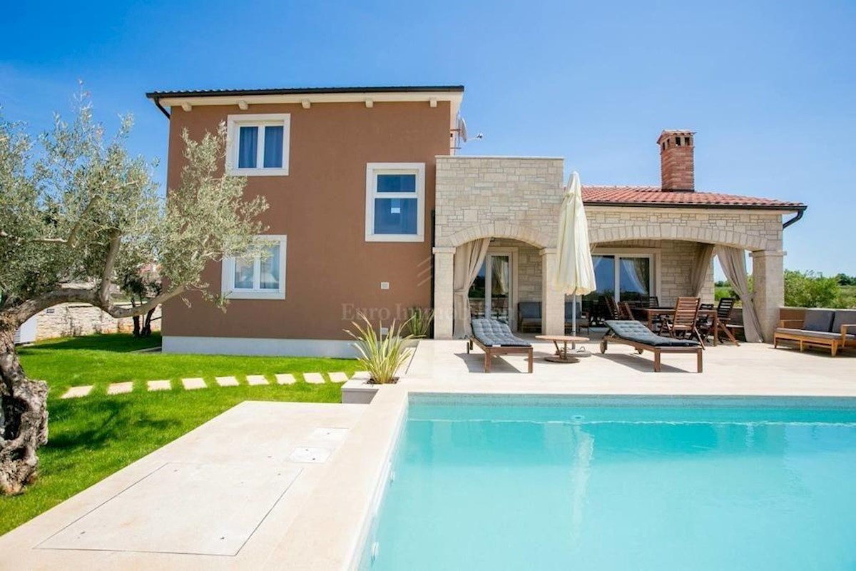 House with pool near Porec