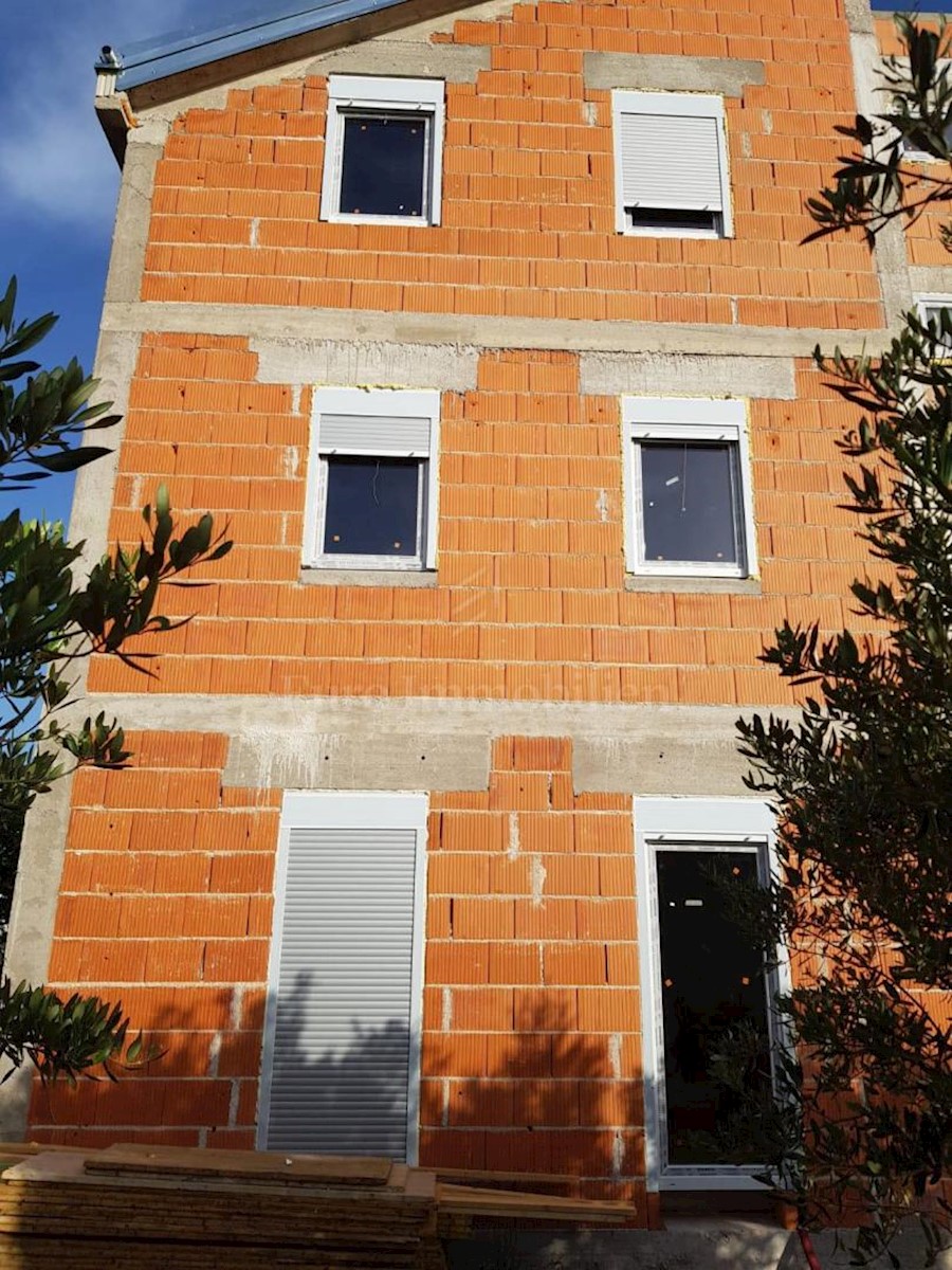 Detached house with 5 apartments, Sv. Filip i Jakov