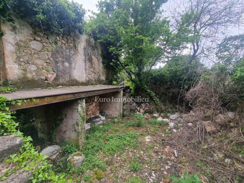 Bribir, terreno edificabile con una casa tirata