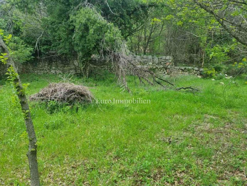 Bribir, terreno edificabile con una casa tirata