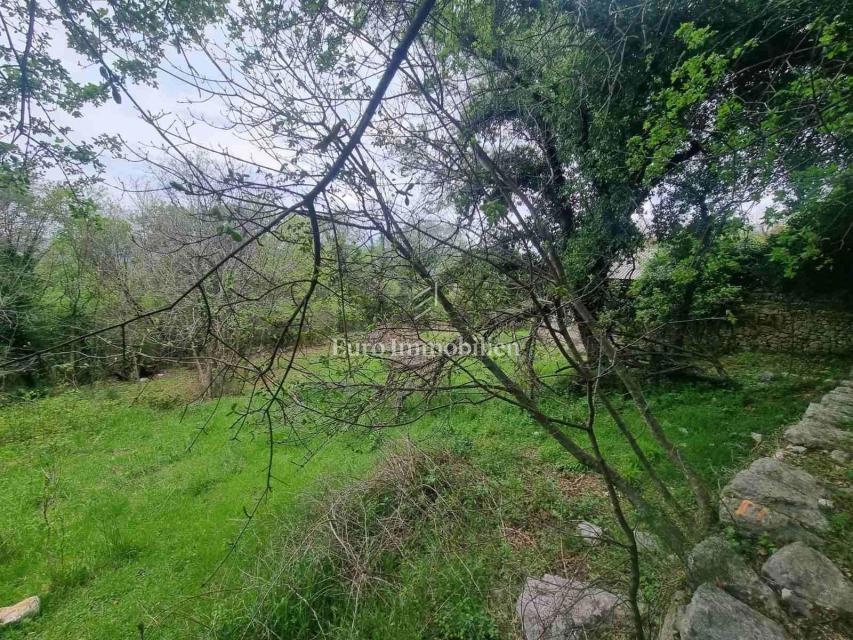 Bribir, terreno edificabile con una casa tirata