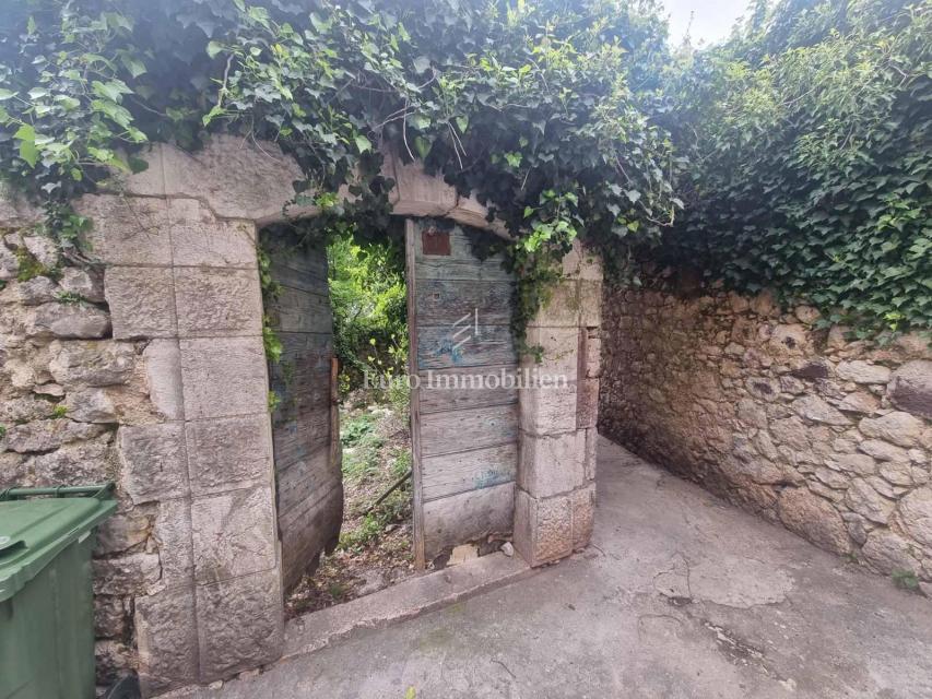 Bribir, terreno edificabile con una casa tirata