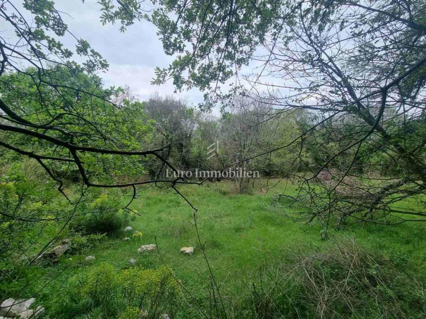 Bribir, terreno edificabile con una casa tirata