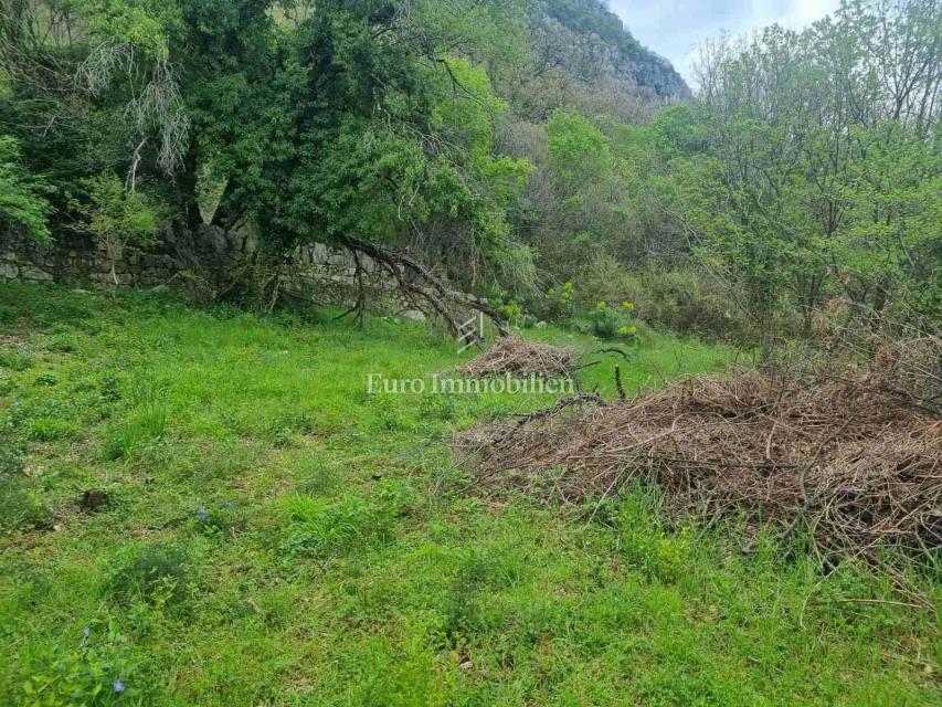 Bribir, terreno edificabile con una casa tirata