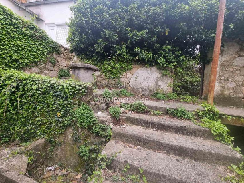 Bribir, terreno edificabile con una casa tirata