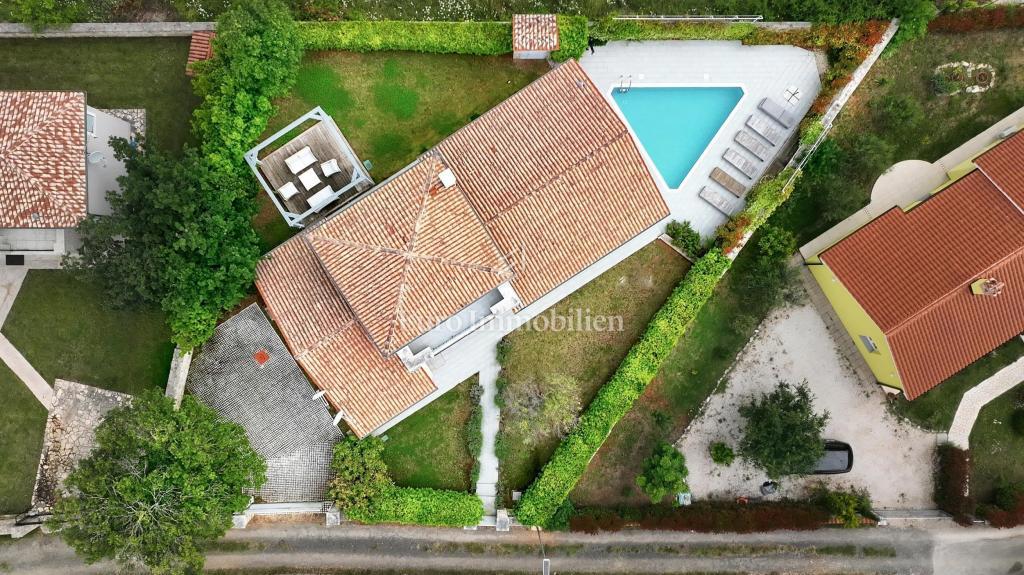 Bella casa in pietra con piscina vicino a Rovigno