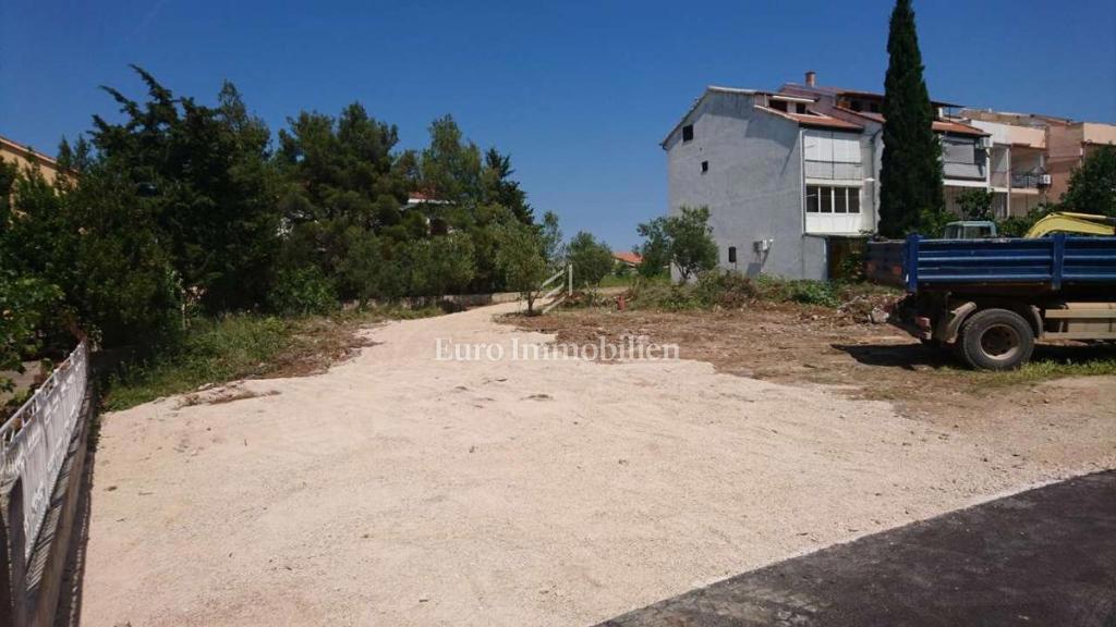 Attraente terreno edificabile vicino alla spiaggia - Pirovac