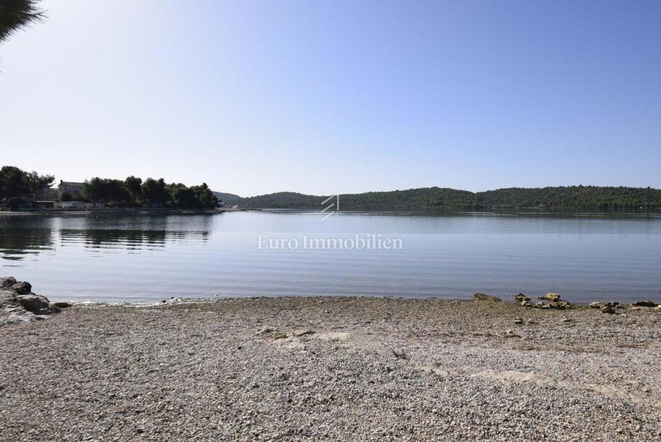 Attraente terreno edificabile vicino alla spiaggia - Pirovac