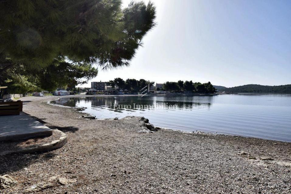 Attraente terreno edificabile vicino alla spiaggia - Pirovac