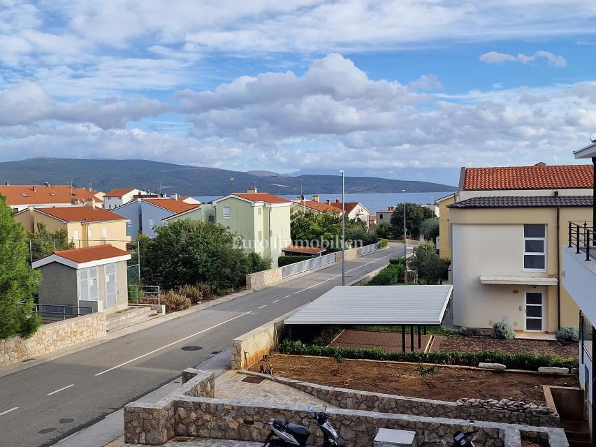 Appartamento su due piani con piscina e vista mare