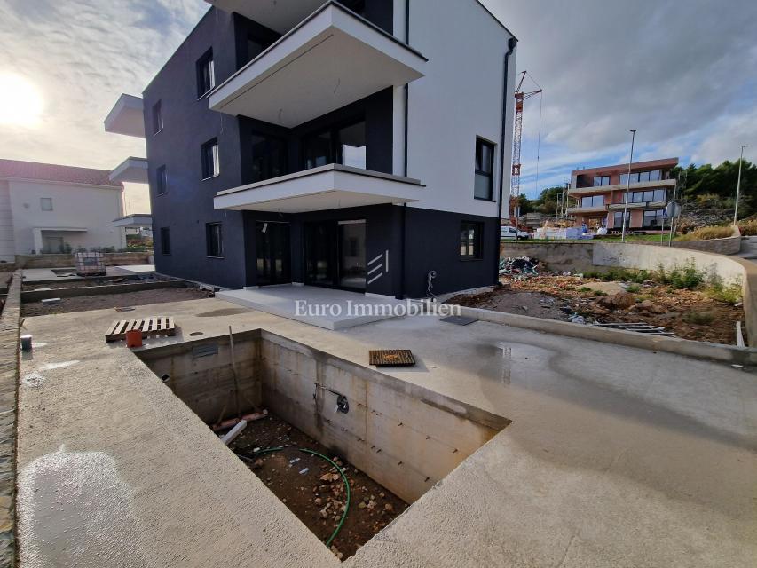 Appartamento su due piani con piscina e vista mare