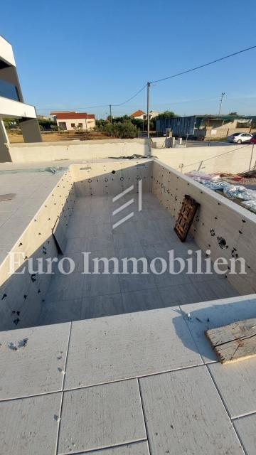 Metà della casa con piscina, Debeljak - Sukošan