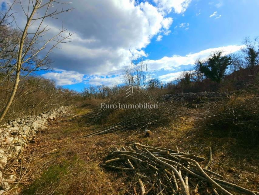 Dintorni di Dobrinj - terreno edificabile in posizione tranquilla