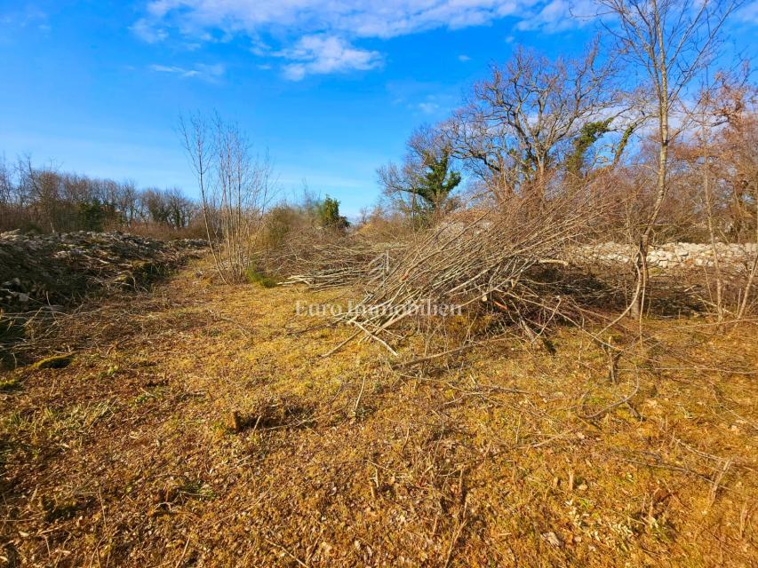 Dintorni di Dobrinj - terreno edificabile in posizione tranquilla