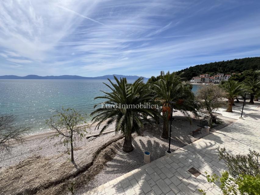 Drvenik - appartamento in prima fila sulla spiaggia