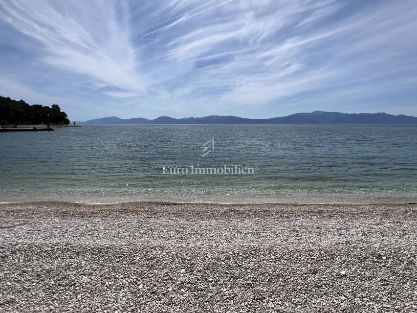 Drvenik - appartamento in prima fila sulla spiaggia