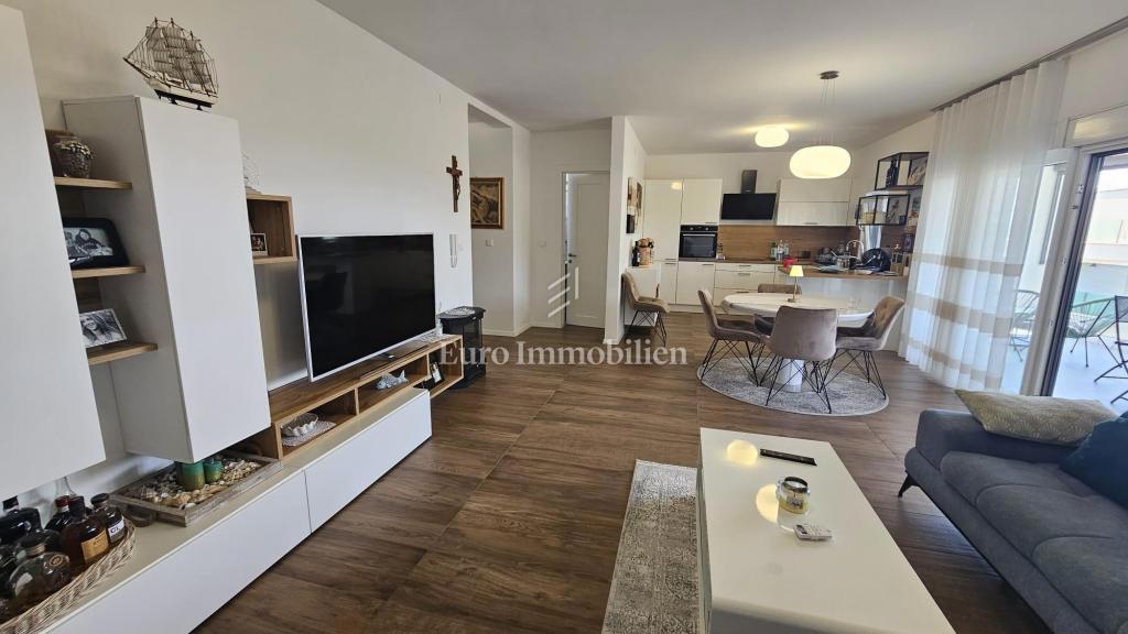 Penthouse con garage e ulteriore appartamento