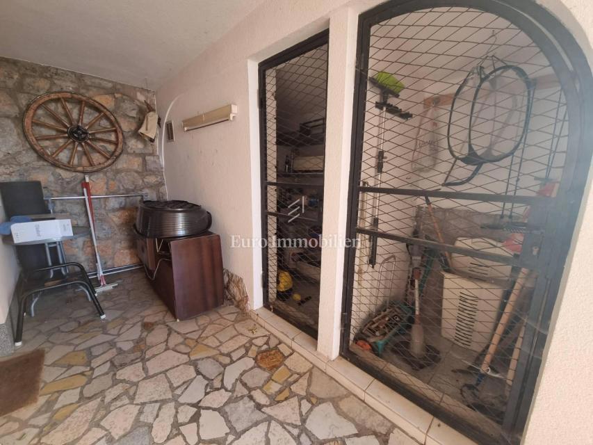 Senj, casa con due appartamenti e un garage