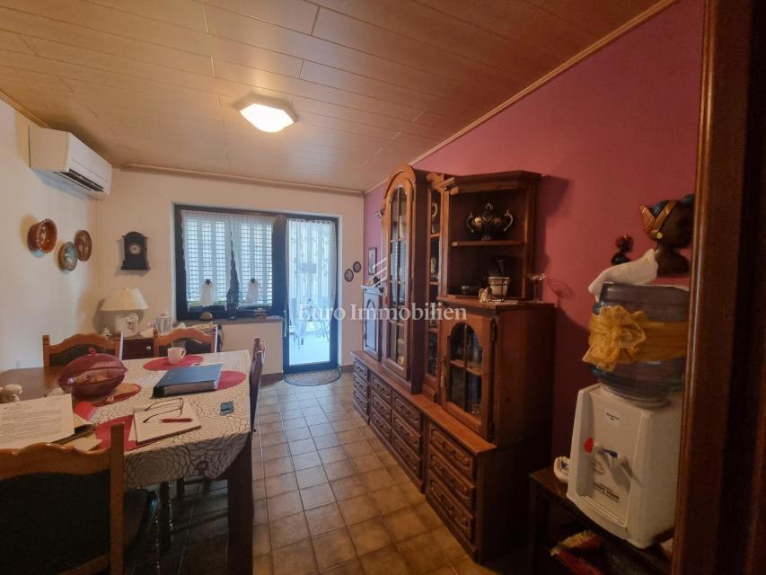 Senj, casa con due appartamenti e un garage