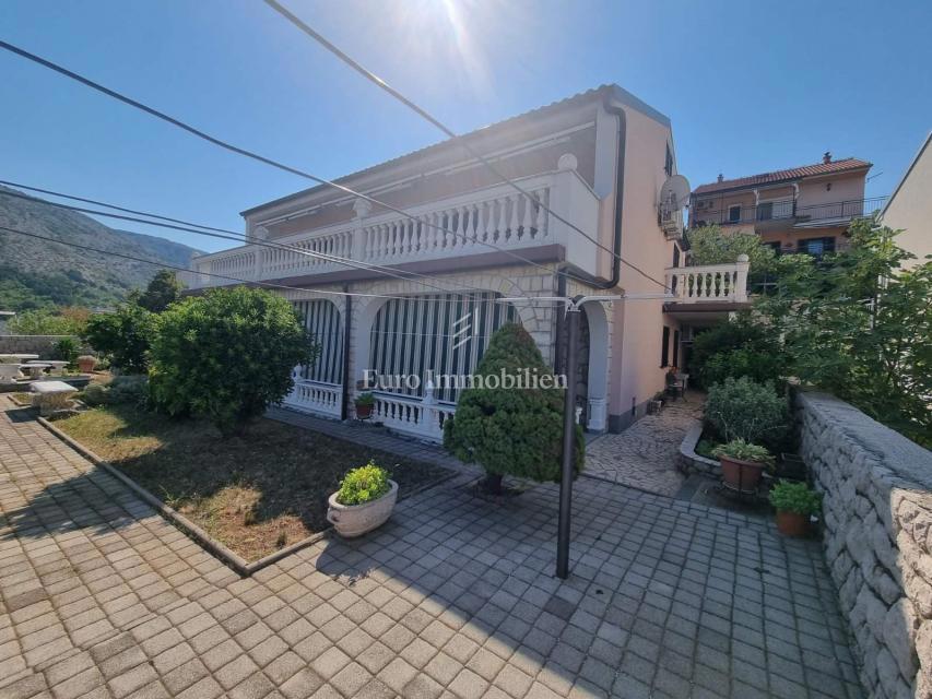 Senj, casa con due appartamenti e un garage