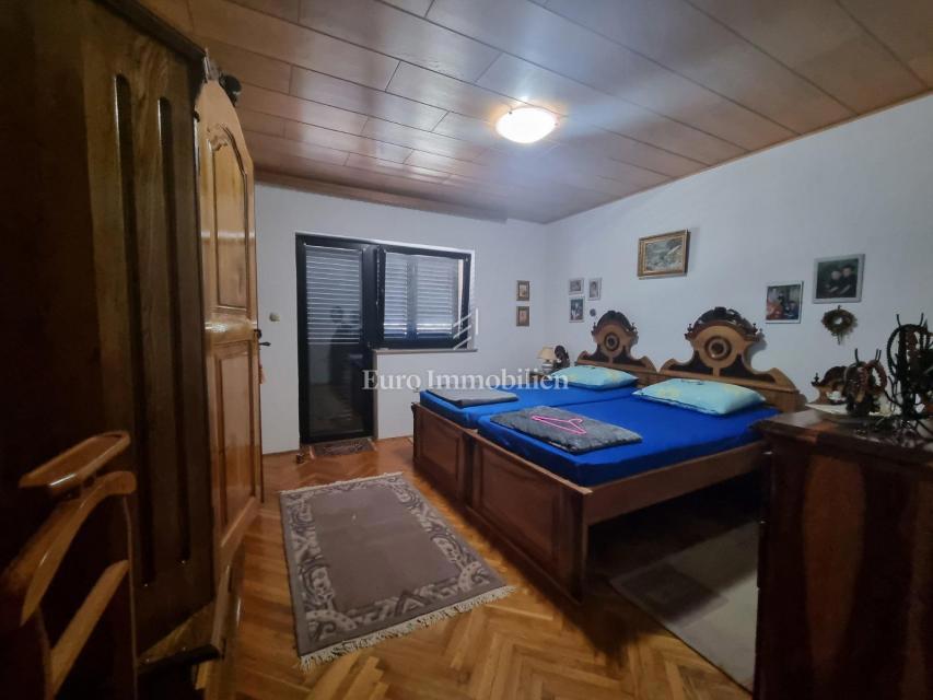 Senj, casa con due appartamenti e un garage