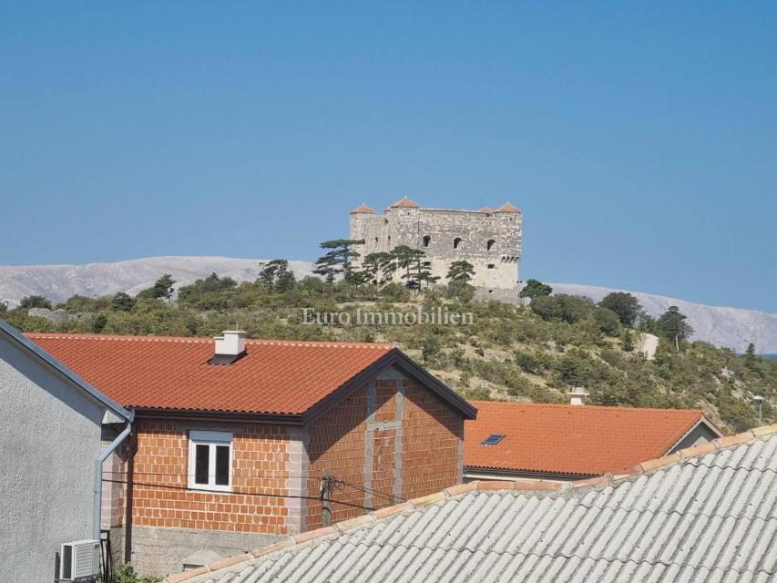 Senj, casa con due appartamenti e un garage