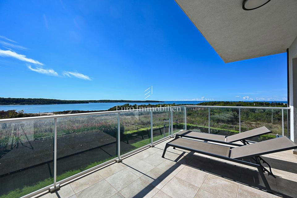 Lussuosa casa moderna con vista sul mare