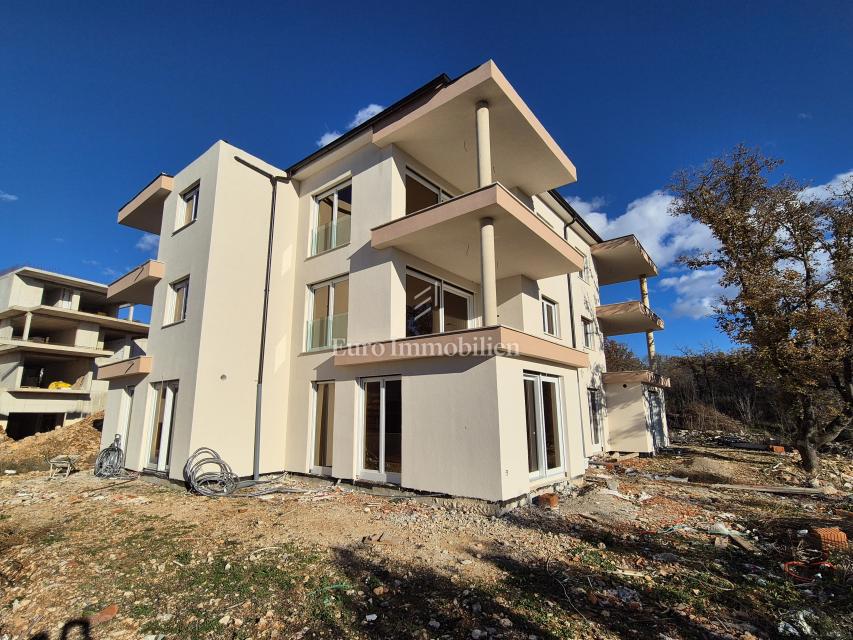 Piano terra con giardino e vista mare