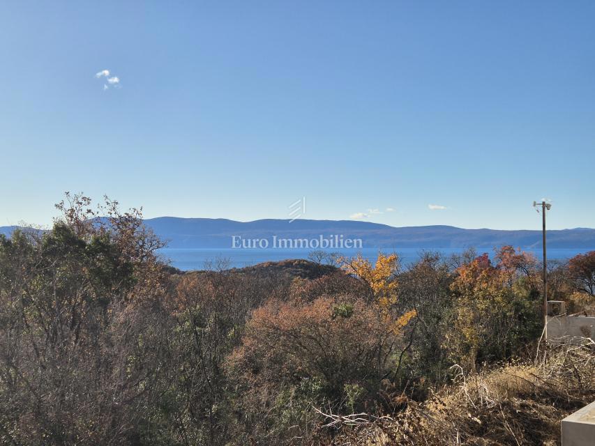 Piano terra con giardino e vista mare