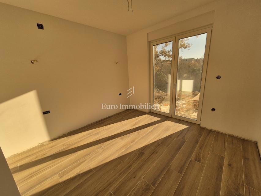 Piano terra con giardino e vista mare