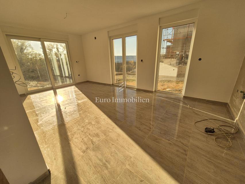 Piano terra con giardino e vista mare