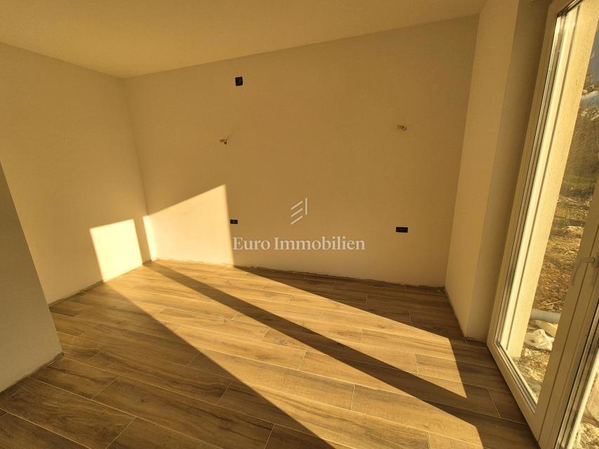 Piano terra con giardino e vista mare