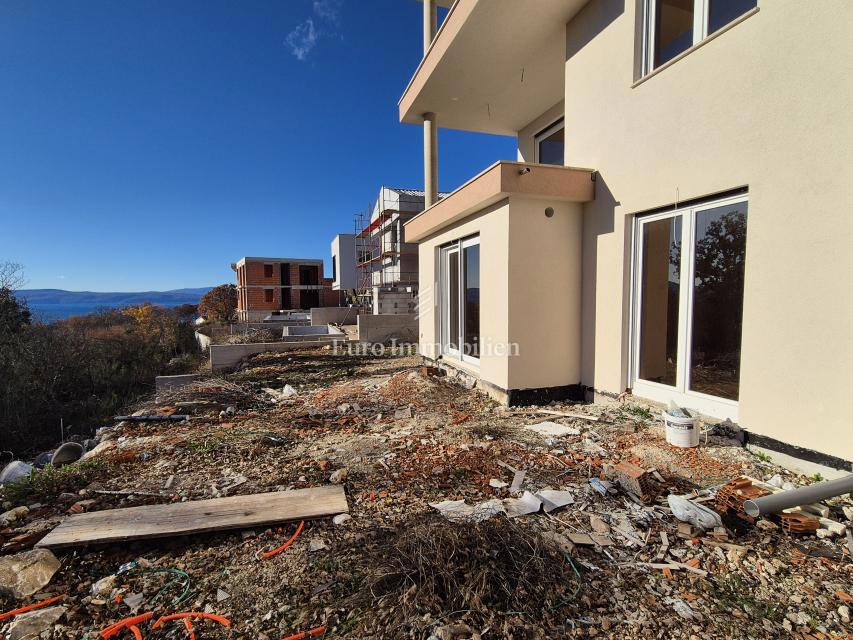 Piano terra con giardino e vista mare