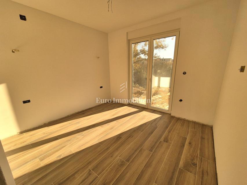 Piano terra con giardino e vista mare