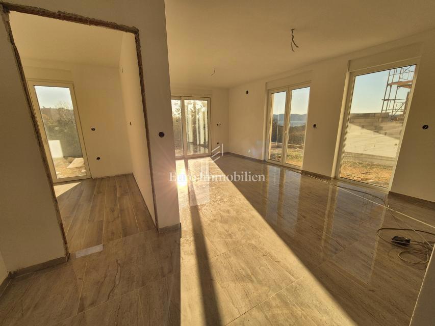 Piano terra con giardino e vista mare