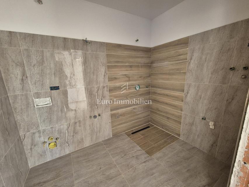 Piano terra con giardino e vista mare