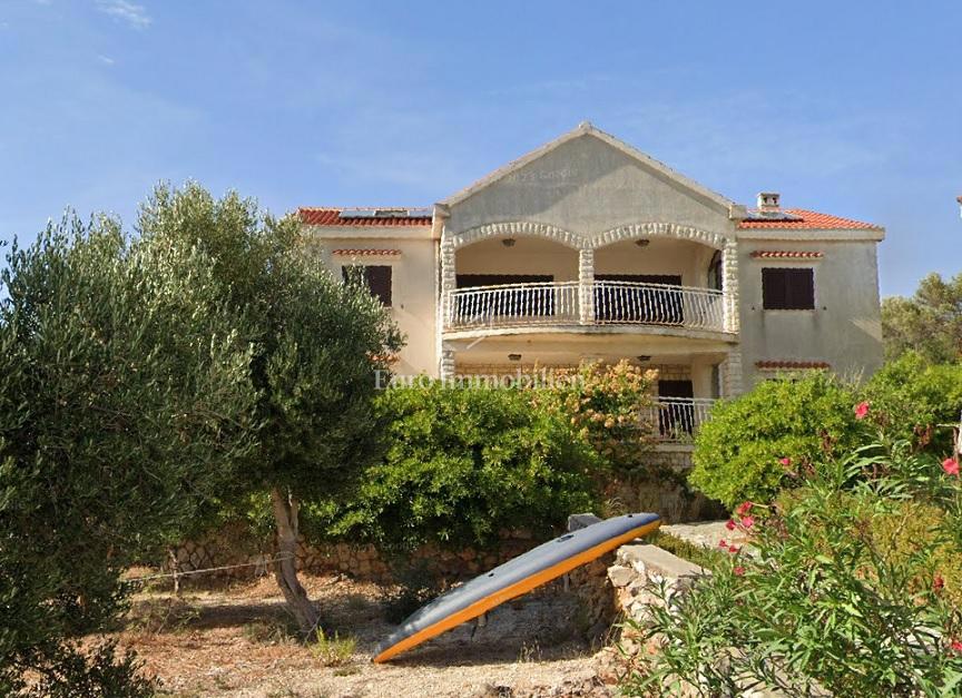 Pag - Casa con 3 grandi appartamenti - PRIMA FILA SUL MARE!