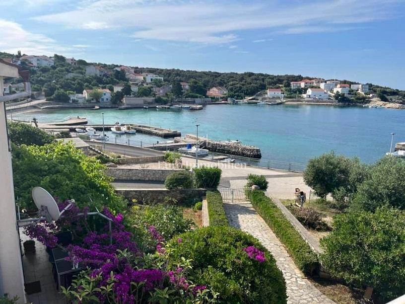 Pag - Casa con 3 grandi appartamenti - PRIMA FILA SUL MARE!