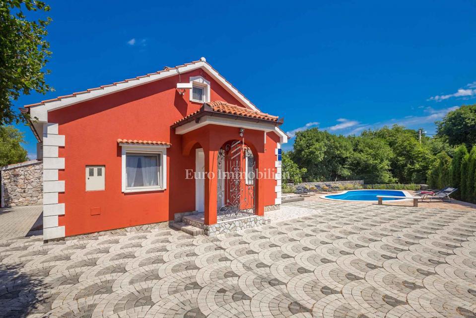 House with pool in a quiet location
