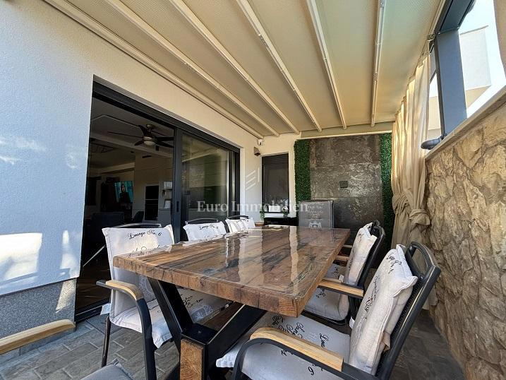 Novalja - appartamento con piscina al piano terra