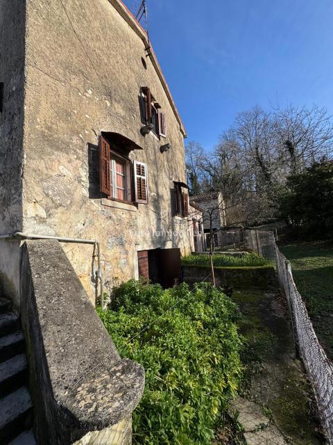Labin - casa bifamiliare in pietra con potenziale